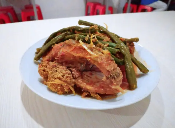 Foto von Batak-Arsik mit Karpfen und Andaliman – fertig angerichtet