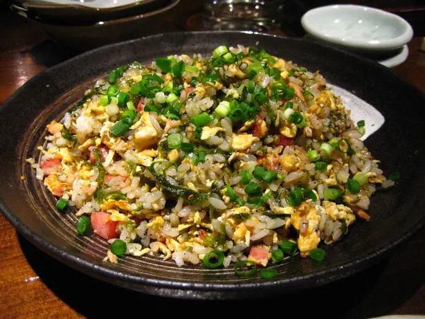 Foto von Klassischer Japanischer Chahan – fertig angerichtet