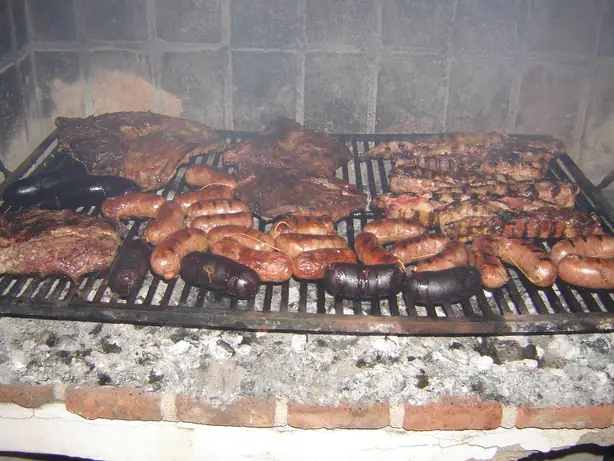 Foto von Argentinisches Asado vom Grill – fertig angerichtet