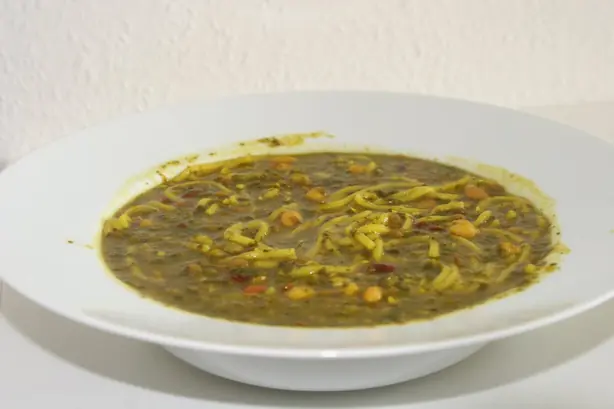 Foto von Persische Nudelsuppe Ash Reshteh – fertig angerichtet