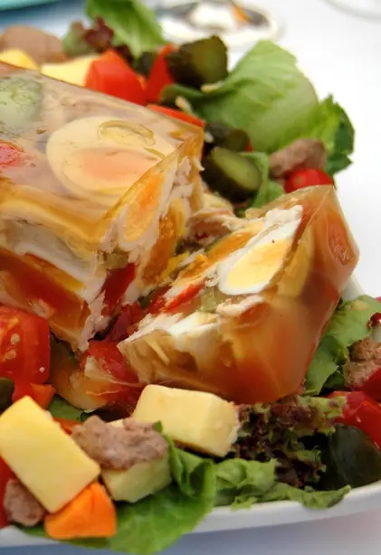 Foto von Klassischer Schweinefuß-Aspic aus Osteuropa – fertig angerichtet