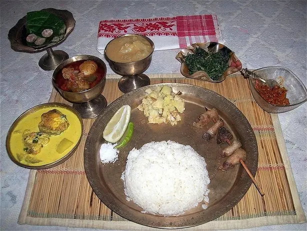 Foto von Assamesisches Reisgericht mit Fisch und Bambus – fertig angerichtet