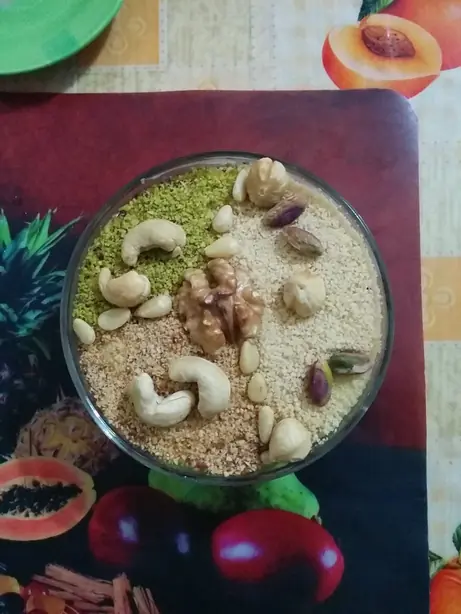 Foto von Tunesische Assidat Zgougou Creme – fertig angerichtet