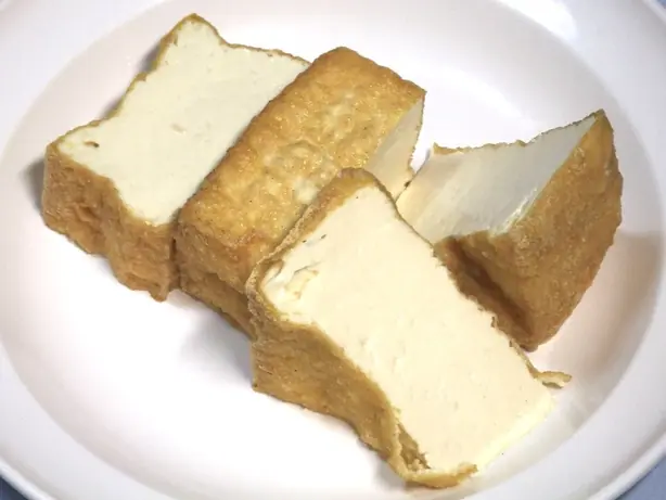 Foto von Japanische frittierte Tofutaschen Aburaage – fertig angerichtet