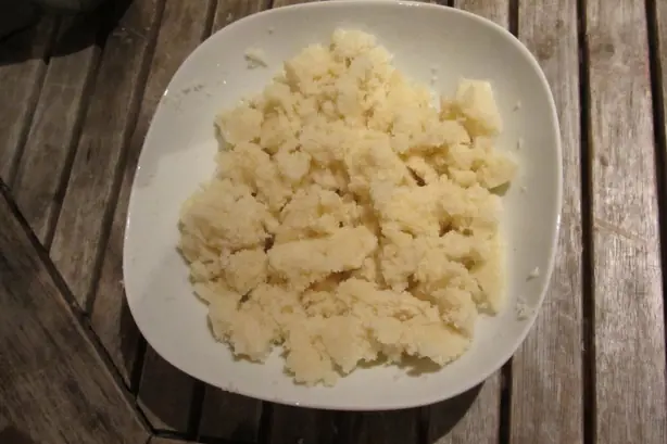 Foto von Ivorischer Attiéké aus fermentiertem Maniok – fertig angerichtet