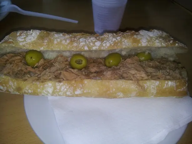 Foto von Spanischer Bocadillo mit Serrano-Schinken – fertig angerichtet