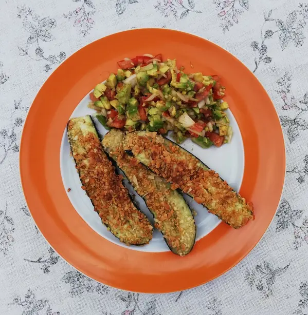 Foto von Aubergine mit Salsa – fertig angerichtet