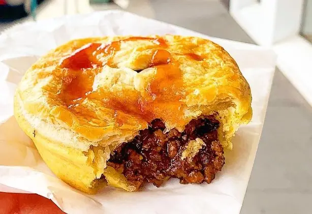 Foto von Australischer Meat Pie mit Rindfleisch – fertig angerichtet