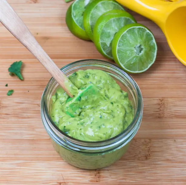 Foto von Mexikanische Avocado-Sauce mit Koriander – fertig angerichtet