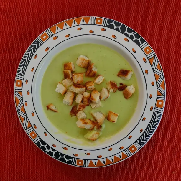 Foto von Avocadosuppe mit Crème fraîche – fertig angerichtet