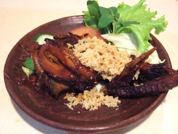 Foto von Javanisches Ayam Goreng Kalasan – fertig angerichtet