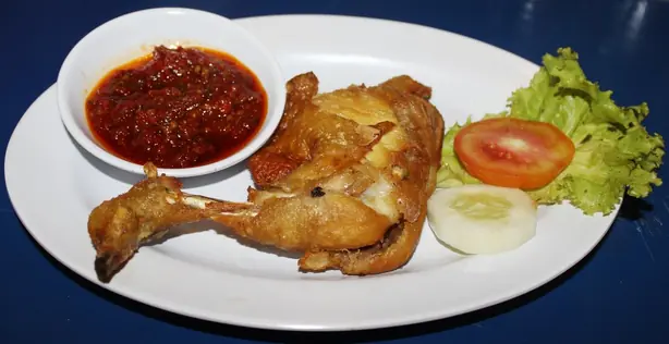 Foto von Ayam Penyet – Javanisches Gequetschtes Hähnchen – fertig angerichtet