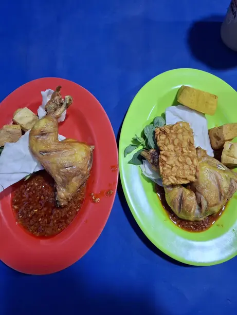 Ayam penyet di Bandung – Foto: Raflinoer32 (CC BY-SA 4.0)