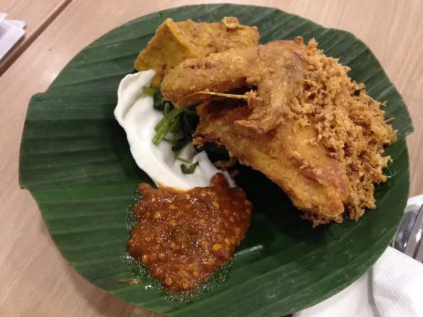 Ayam penyet SG – Foto: Banej (CC BY-SA 3.0)