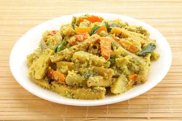 Foto von Keralisches Avial mit Kokos und Curryblättern – fertig angerichtet