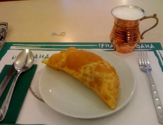 Foto von Krim-Tatarische Chebureki Klassisch – fertig angerichtet