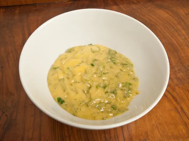 Foto von Französische Sauce béarnaise klassisch – fertig angerichtet