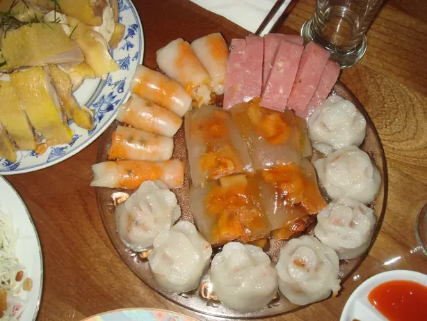 Bánh bèo, bột lọc, nem chua – Foto: Thang Nguyen from Nottingham, United Kingdom (CC BY-SA 2.0)