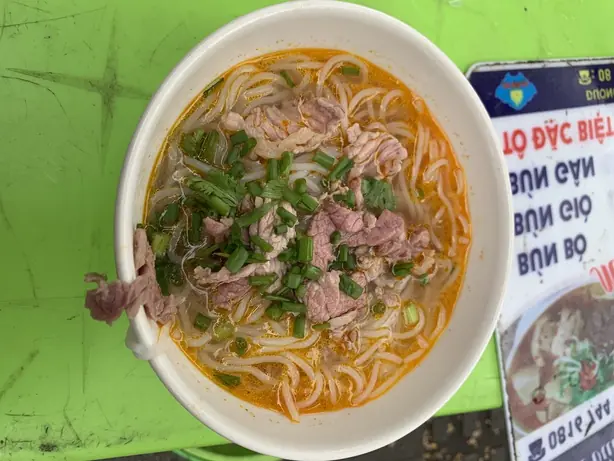 Foto von Bún bò Huế – Vietnamesische Scharfe Nudelsuppe – fertig angerichtet
