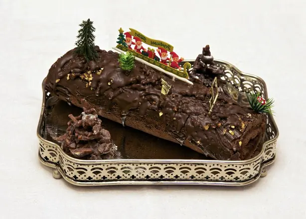 Foto von Französischer Bûche de Noël – fertig angerichtet