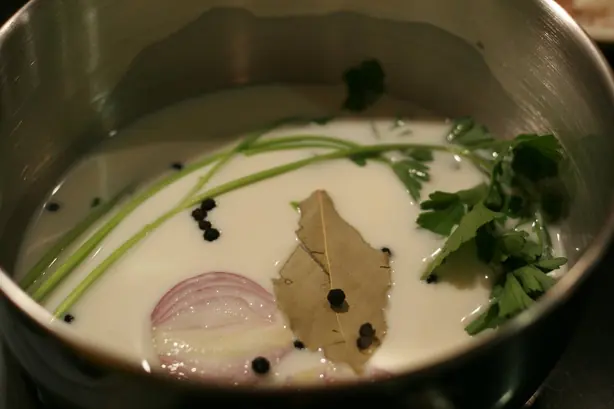 Foto von Französische Béchamel-Sauce klassisch – fertig angerichtet