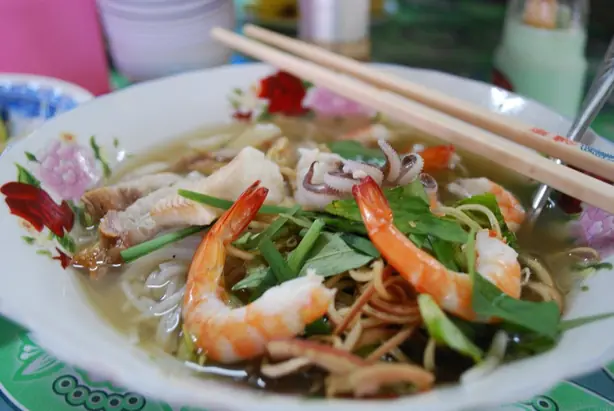 Foto von Vietnamesische Bún Mắm mit fermentiertem Fisch – fertig angerichtet