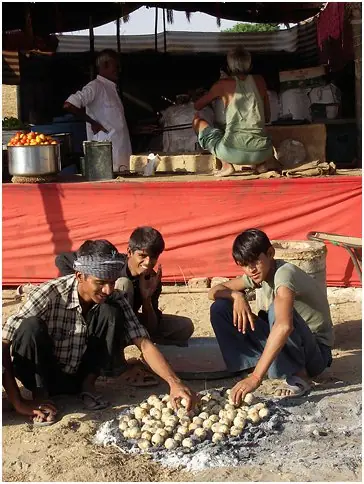 Foto von Rajasthani Dal Bati Klassisch – fertig angerichtet