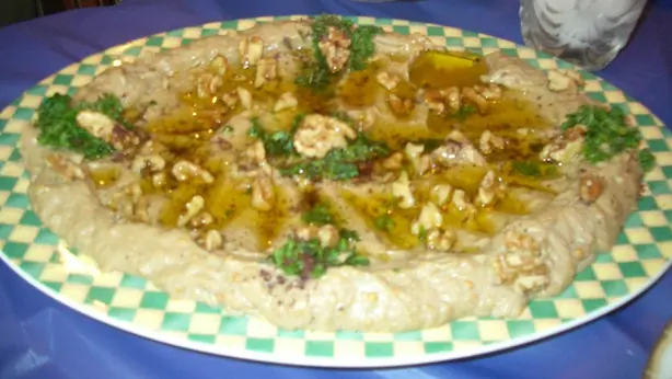 Foto von Klassisches Baba Ghanoush – fertig angerichtet