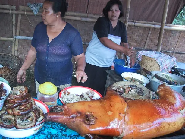 Foto von Balinesisches Babi Guling mit Kräutern – fertig angerichtet