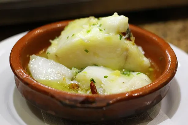 Foto von Basque-Style Marmitako mit Thunfisch – fertig angerichtet