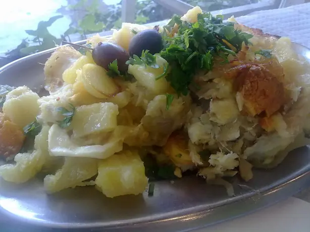 Foto von Portugiesischer Bacalhau à Gomes de Sá – fertig angerichtet