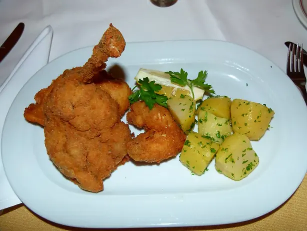 Foto von Wiener Backhendl klassisch (2) – fertig angerichtet