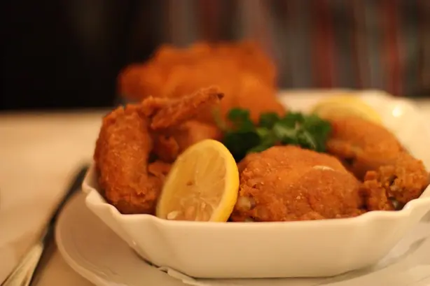 Foto von Wiener Backhendl klassisch – fertig angerichtet