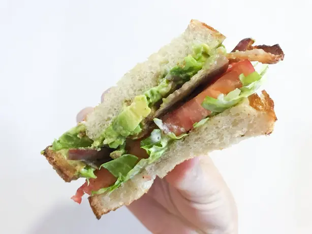 Foto von Klassischer amerikanischer BLT – fertig angerichtet