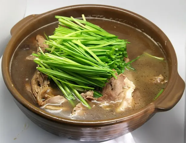 Foto von Koreanisches Hühnerbaeksuk mit Knoblauch – fertig angerichtet