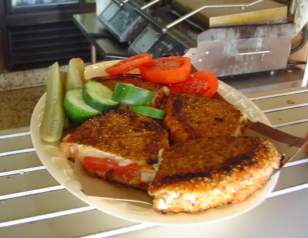 Foto von Israelischer Bagel-Toast mit Käse – fertig angerichtet