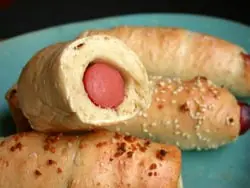 Foto von Bagel Dog – New Yorker Hot Dog im Teigmantel – fertig angerichtet