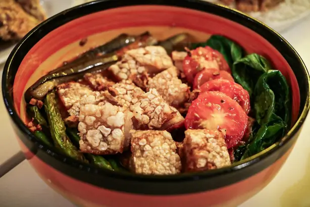 Foto von Filipinisches Bagnet – knuspriges Schweinebauch – fertig angerichtet