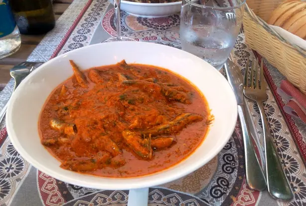 Foto von Ligurische Bagnun-Suppe mit Sardellen – fertig angerichtet