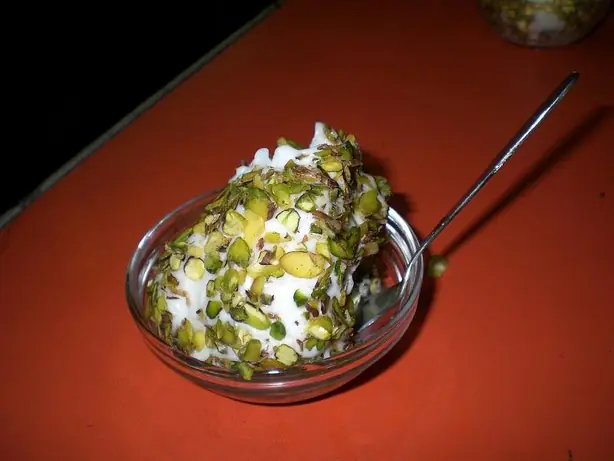 Foto von Syrisches Booza mit Rosenwasser – fertig angerichtet