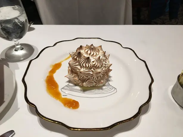 Foto von Baked Alaska – Eis-Dessert mit gebrannter Baiserhaube – fertig angerichtet