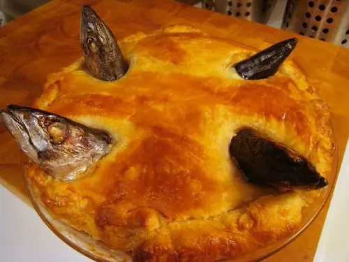 Foto von Klassischer Cornisher Stargazy Pie (2) – fertig angerichtet