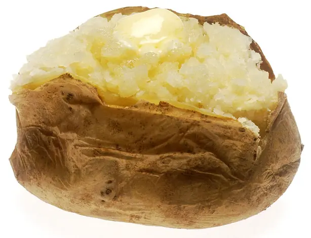 Foto von Ofenkartoffel mit knuspriger Schale – fertig angerichtet