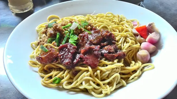 Foto von Indonesisches Bakmi Ayam mit Hühnchen – fertig angerichtet