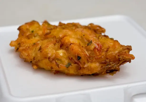 Foto von Indonesische Gemüsefritters Bakwan – fertig angerichtet