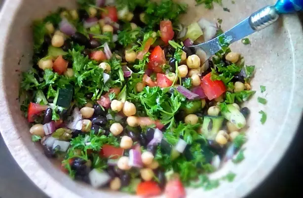 Foto von Balela-Salat aus dem Nahen Osten – fertig angerichtet
