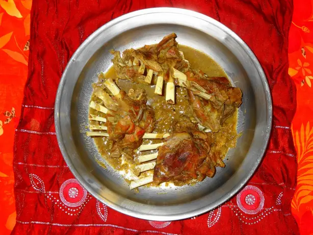 Foto von Balochisches Sajji mit Ziegenfleisch – fertig angerichtet