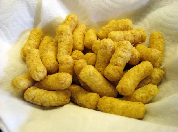 Foto von Israelischer Bamba-Snack mit Erdnussgeschmack – fertig angerichtet