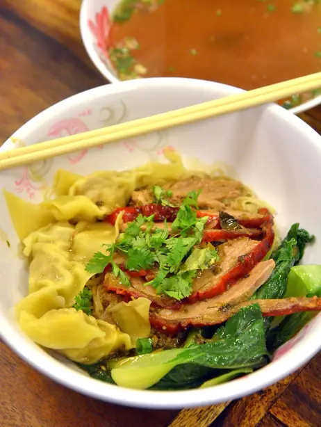 Foto von Thailändische Bami Haeng Pet mit Ente – fertig angerichtet