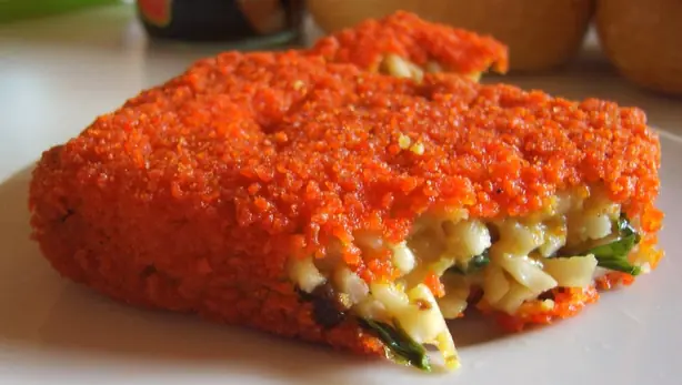 Foto von Niederländischer Bamischijf-Snack – fertig angerichtet